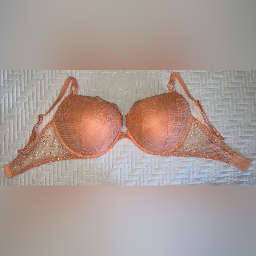 NWOT Victoria's Secret Peach Lace Bra with Underwire and Adjustable Straps